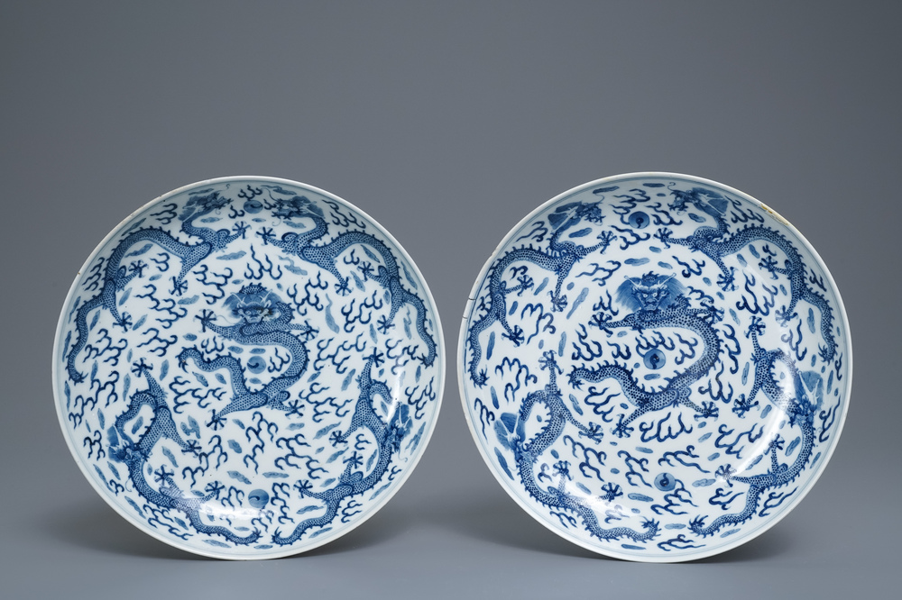 Une paire de plats en porcelaine de Chine en bleu et blanc &agrave; d&eacute;cor de dragons, marque de Kangxi, Guangxu