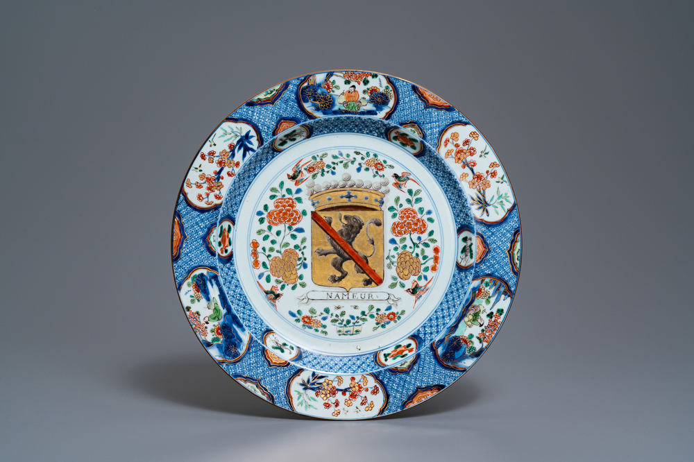 Un grand plat armori&eacute; 'Namur' en porcelaine de Chine famille verte, Kangxi/Yongzheng