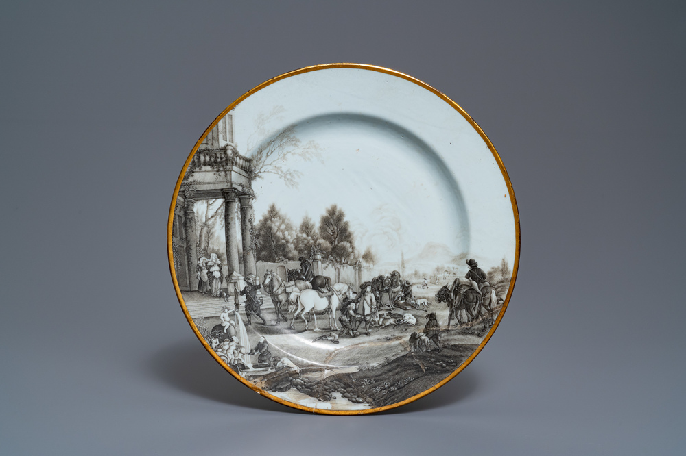 Un plat en porcelaine de Chine grisaille &agrave; d&eacute;cor du 'Retour de la chasse' avec une armoirie au dos, Qianlong