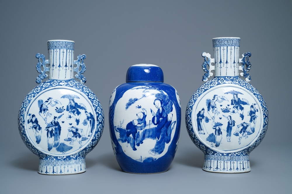 Een paar blauw-witte Chinese 'moonflask' vazen en een dekselpot, 19e eeuw