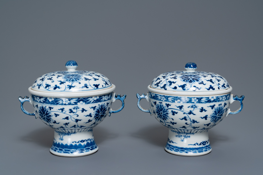 A pair of Chinese blue and white 'lotus scroll' bowls and covers, 19th C.