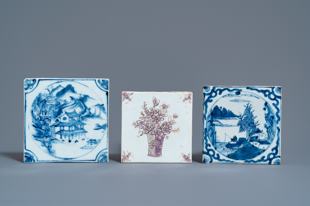 Trois carreaux en porcelaine de Chine en bleu et blanc et en pourpre, Kangxi/Qianlong