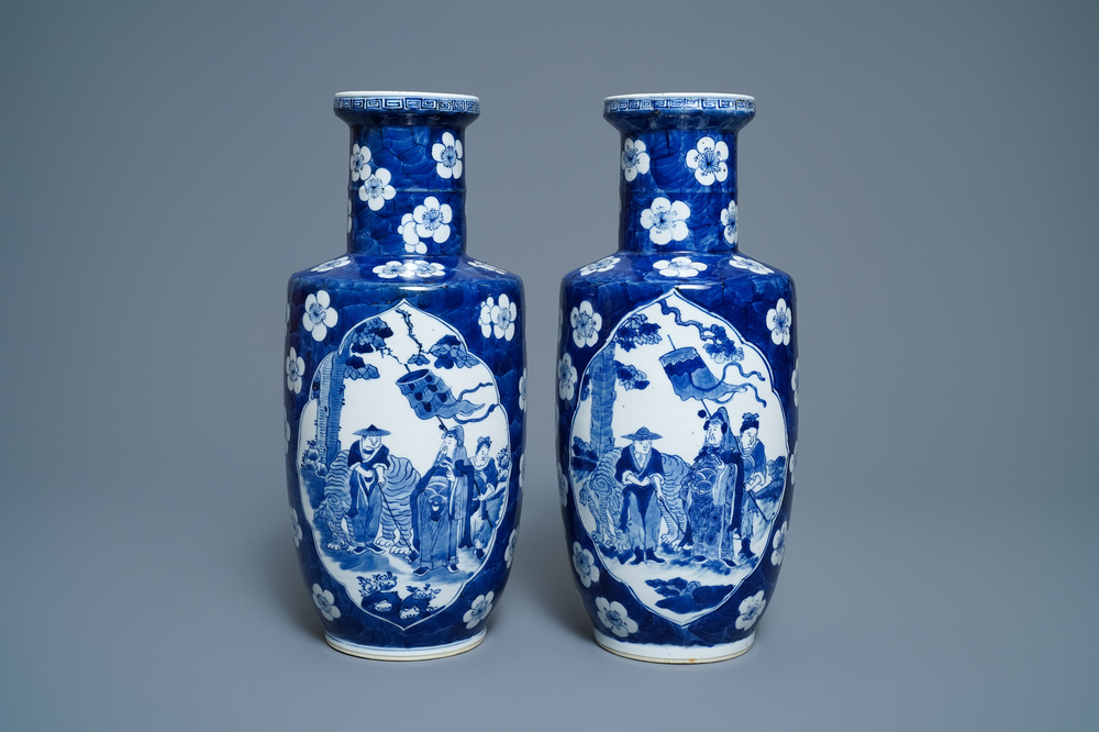Une paire de vases de forme rouleau en porcelaine de Chine en bleu et blanc, marque de Kangxi, 19&egrave;me