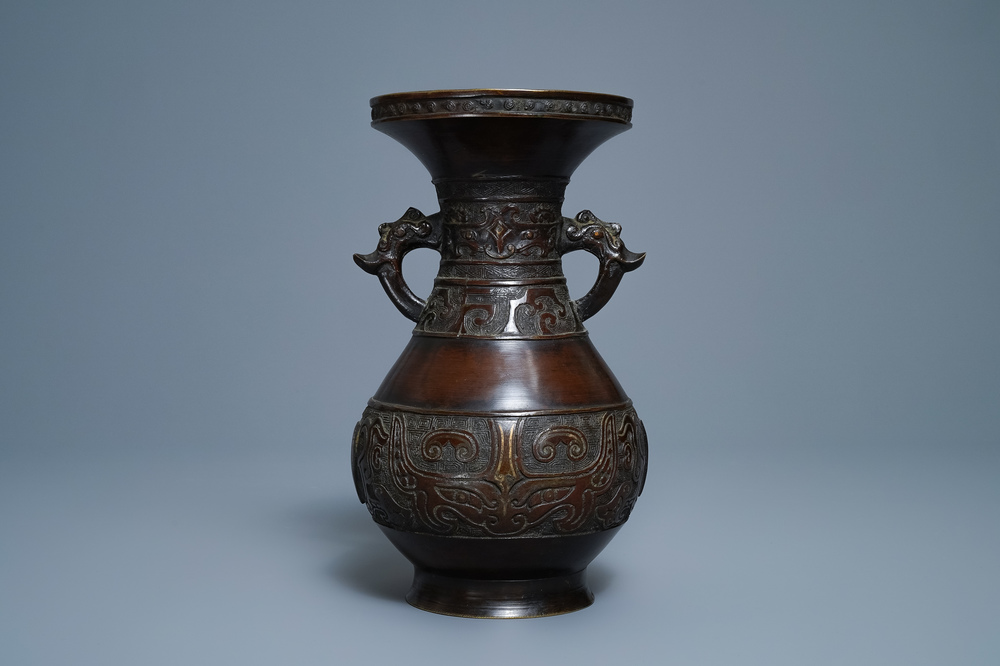 Un vase de style archa&iuml;que en bronze, marque de Xuande, 18&egrave;me