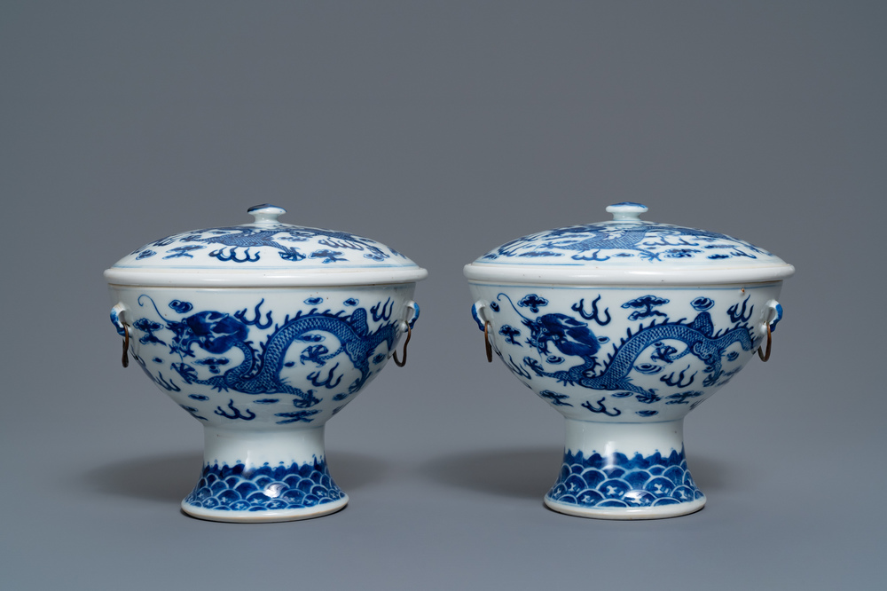 Een paar Chinese blauw-witte dekselkommen met draken, 19e eeuw