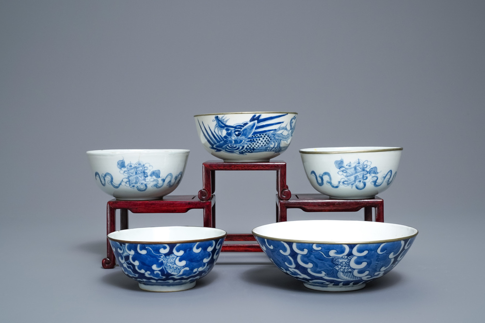 Vijf Chinese blauw-witte 'Bleu de Hue' kommen voor de Vietnamese markt, 19e eeuw