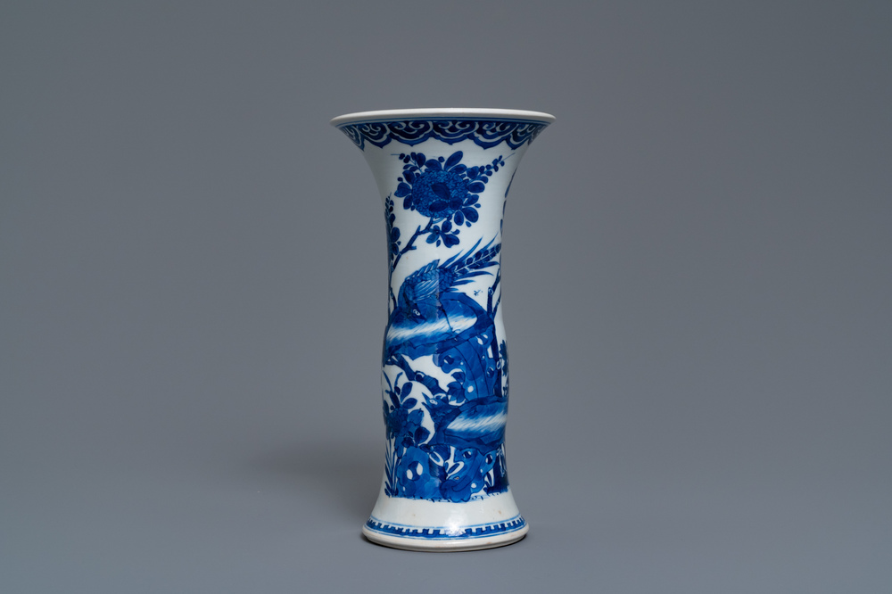 Un vase en porcelaine de Chine en bleu et blanc &agrave; d&eacute;cor d'oiseaux parmi fleurs, Kangxi