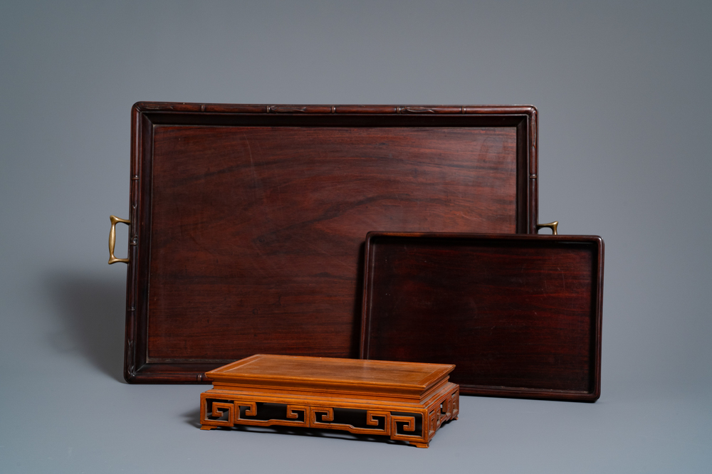 Two Chinese carved wooden trays and a stand, 18/19th C.