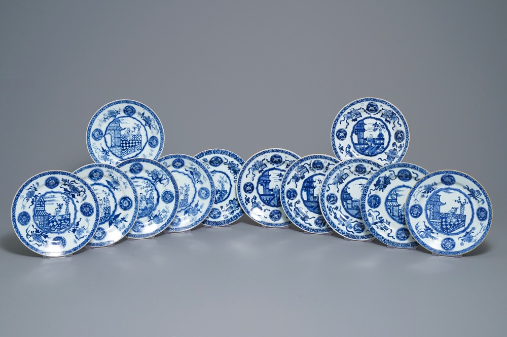 Douze assiettes en porcelaine de Chine en bleu et blanc, Kangxi