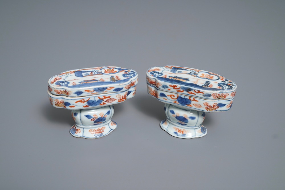 Une paire de bo&icirc;tes &agrave; &eacute;pices en porcelaine de Chine de style Imari, Kangxi