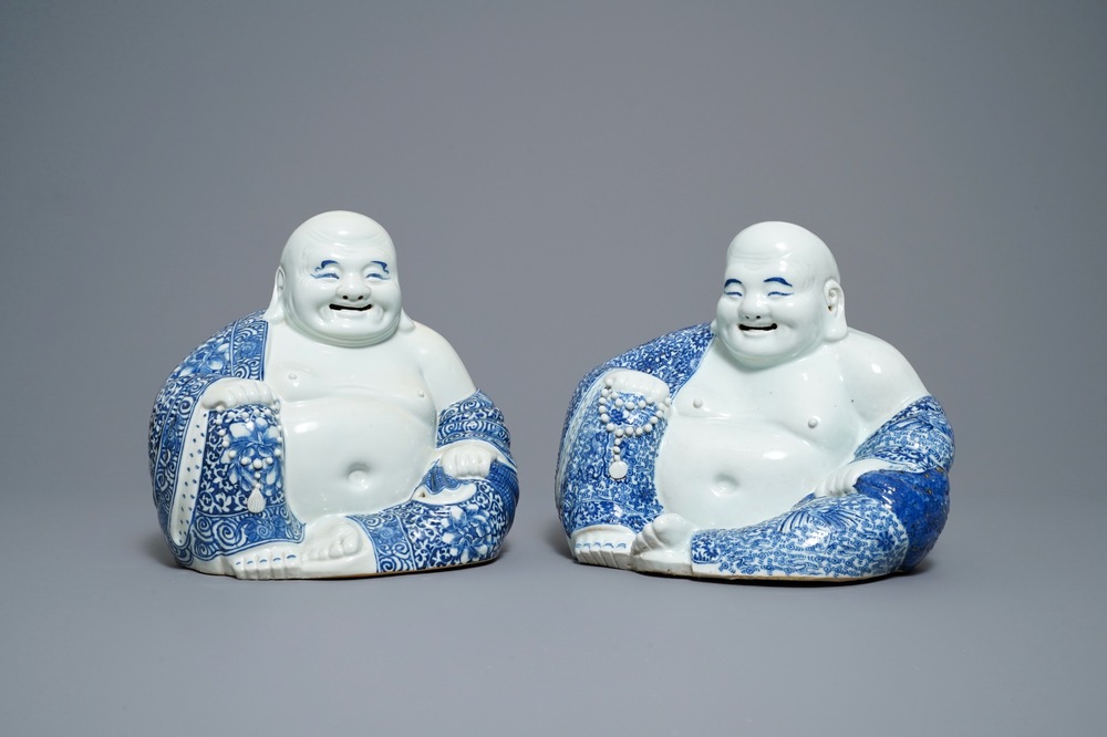 Twee Chinese blauw-witte figuren van Boeddha, 19/20e eeuw