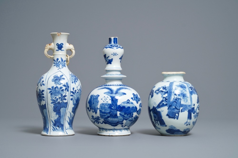 Trois vases en porcelaine de Chine en bleu et blanc, Kangxi