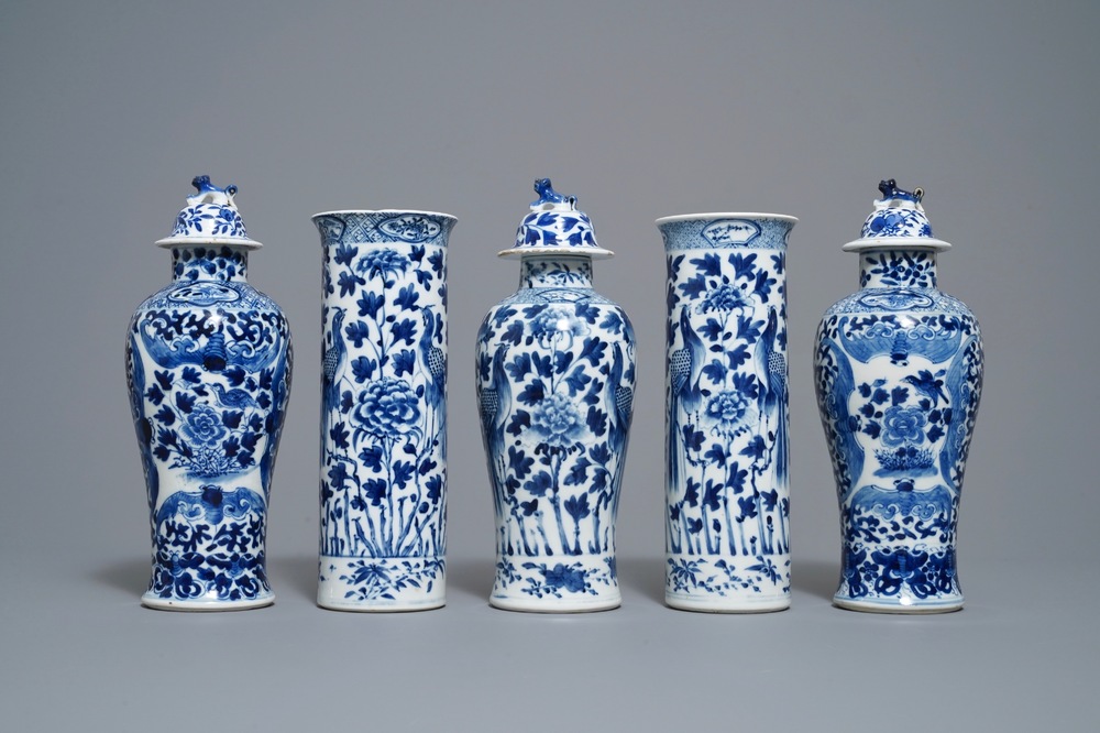 Une garniture de cinq vases en porcelaine de Chine en bleu et blanc, marque de Kangxi, 19&egrave;me