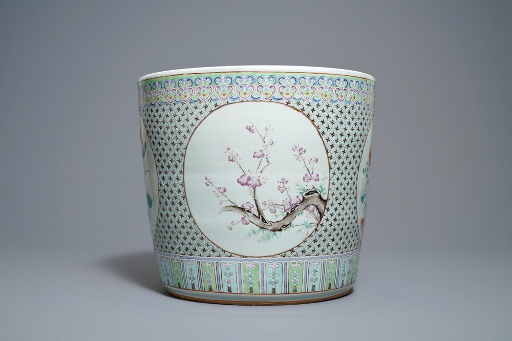 Une jardini&egrave;re en porcelaine de Chine famille rose, 19&egrave;me