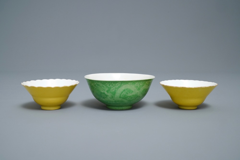 Une paire de bols en porcelaine de Chine jaune monochrome et un en vert de citron, marque de Guangxu, 19/20&egrave;me