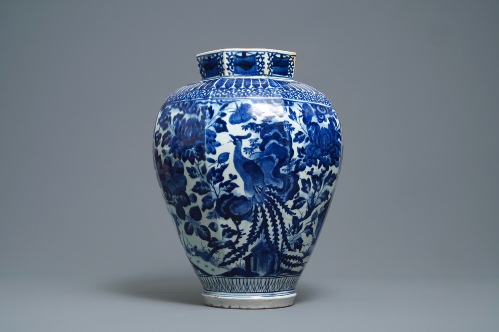 Un vase de forme octagonale en porcelaine Arita en bleu et blanc, Japon, Edo, 17&egrave;me