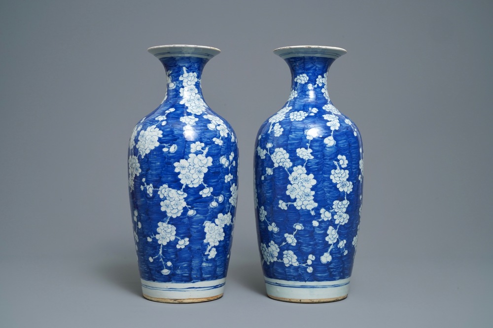 Een paar Chinese blauw-witte vazen met 'prunus op gebroken ijs', 19e eeuw