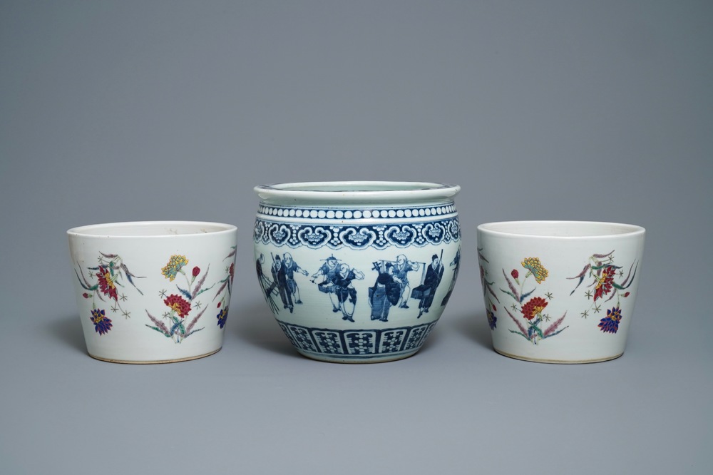 Une paire de jardini&egrave;res en porcelaine de Chine famille rose et une en bleu et blanc, 19&egrave;me