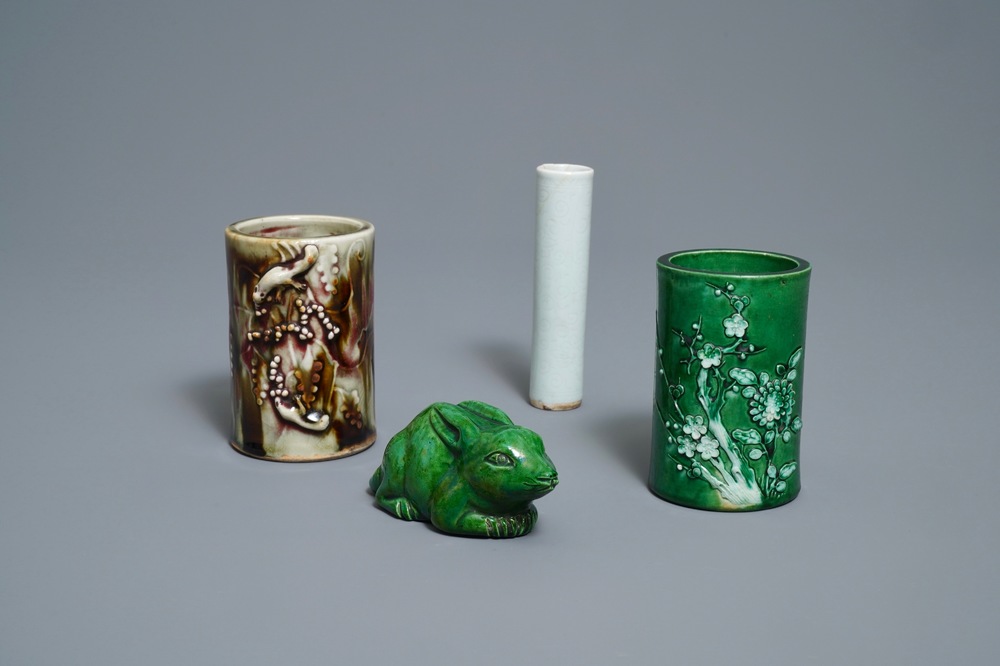 Deux pots &agrave; pinceaux, une tube &agrave; encens et un lapin en porcelaine de Chine monochrome, 18/19&egrave;me