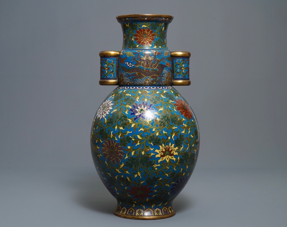 Een grote Chinese cloisonn&eacute; hu vaas met lotusslingers, gemerkt Qi Yu Bao Tung Chih Chen, 19e eeuw