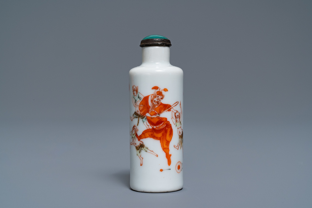 A Chinese famille verte 'Zhong Kui' snuff bottle, 19th C.