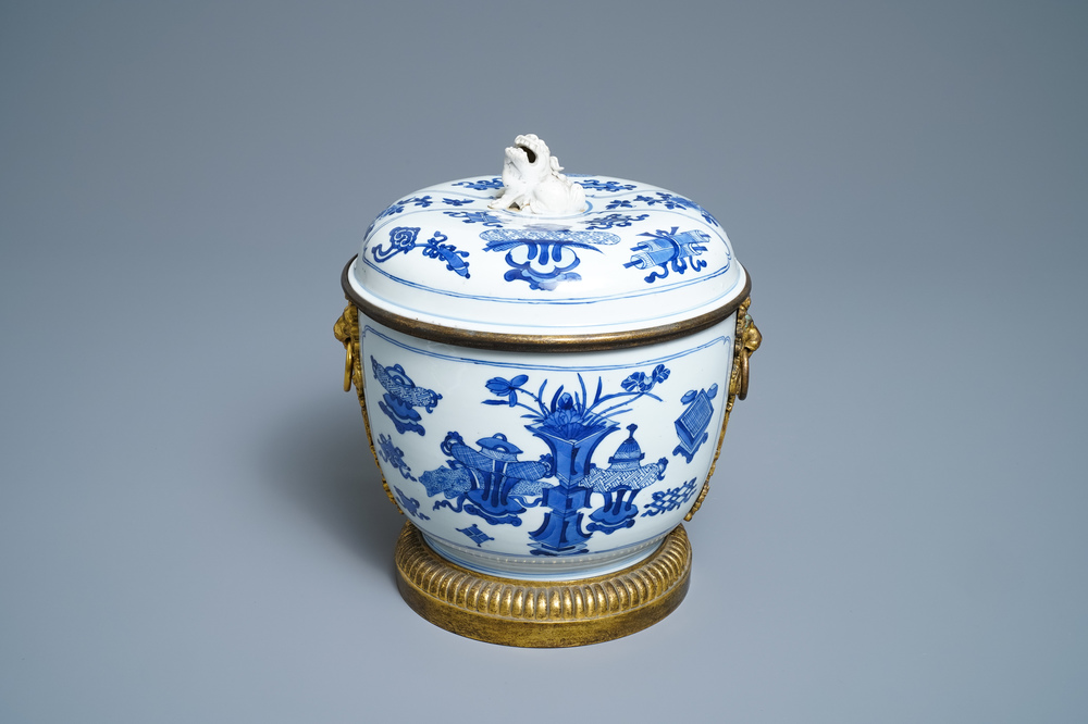 Un bol couvert en porcelaine de Chine en bleu et blanc aux montures en bronze dor&eacute;, Kangxi