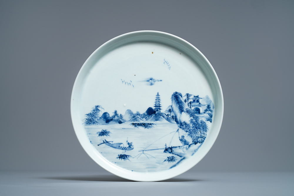 Een Chinese blauw-witte 'rivierlandschap' schotel, Kangxi/Yongzheng