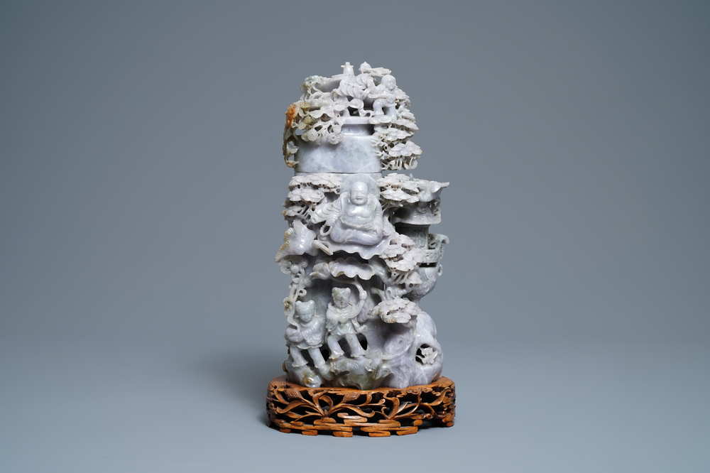 Un vase couvert en jade&iuml;te &agrave; d&eacute;cor de Bouddha et d'enfants jouants, Chine, 19/20&egrave;me