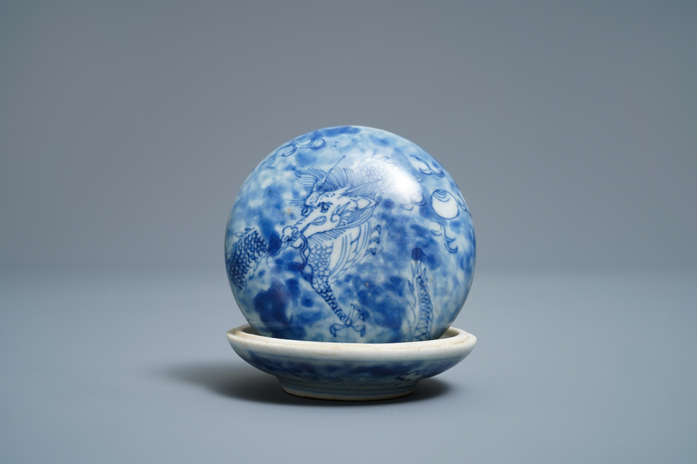 Une bo&icirc;te couverte en porcelaine de Chine en bleu et blanc, &eacute;pave du Hatcher cargo, &eacute;poque Transition