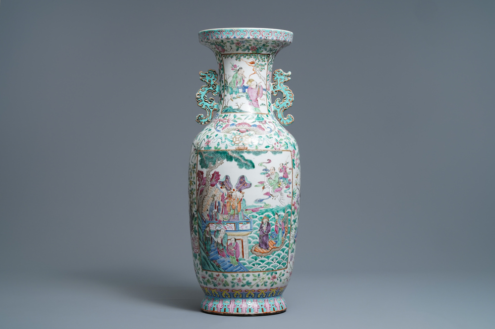 Un vase en porcelaine de Chine famille rose &agrave; d&eacute;cor d'immortels, 19&egrave;me