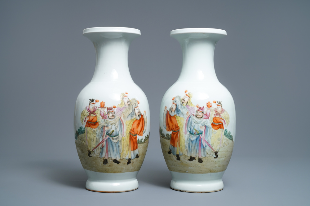 Une paire de vases en porcelaine de Chine famille rose, marque de Qianlong, R&eacute;publique