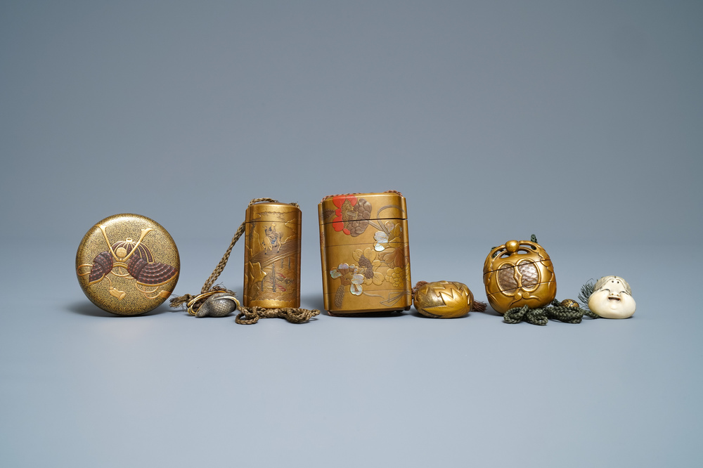 Drie Japanse lakwerk inro met netsuke en een dekseldoosje, Meiji, 19e eeuw