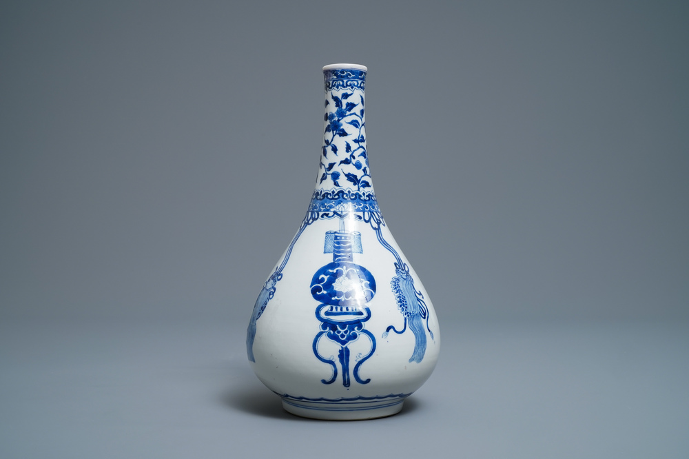 Een Chinese blauw-witte flesvormige vaas, Kangxi