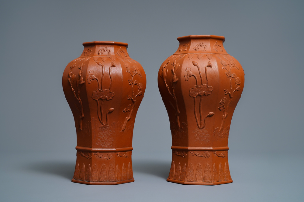 Une paire de vases de forme balustre en gr&egrave;s de Yixing &agrave; d&eacute;cor en relief, Chine, Kangxi