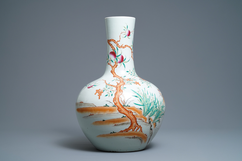 Un vase en porcelaine de Chine famille rose &agrave; d&eacute;cor de p&ecirc;ches, marque de Qianlong, 19&egrave;me