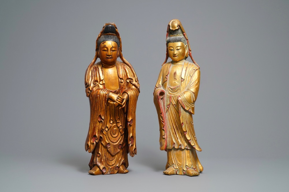 Twee grote Chinese vergulde en gelakte houten figuren van Guanyin, 18/19e eeuw