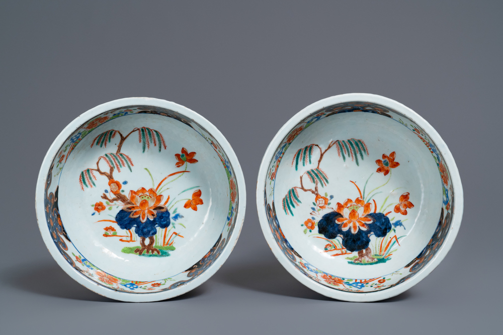 A pair of Chinese famille verte basins, Kangxi