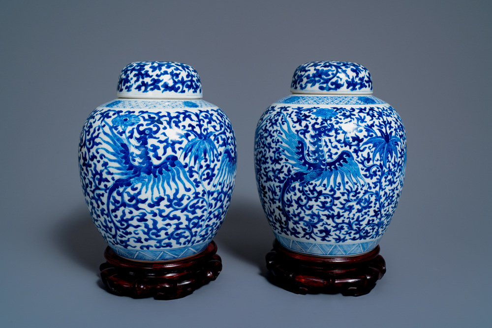 Een paar Chinese blauw-witte dekselpotten met feniksen, Kangxi merk, 19e eeuw
