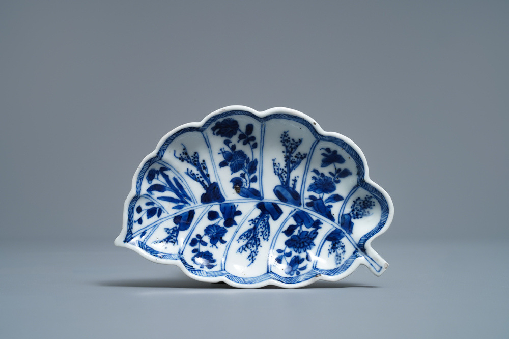 Une coupe en forme de feuille en porcelaine de Chine en bleu et blanc, Kangxi