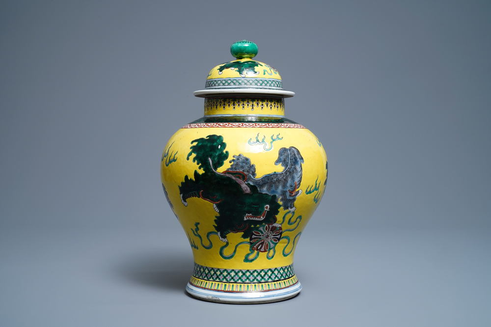 Un vase en porcelaine de Chine famille verte &agrave; fond jaune, 19&egrave;me