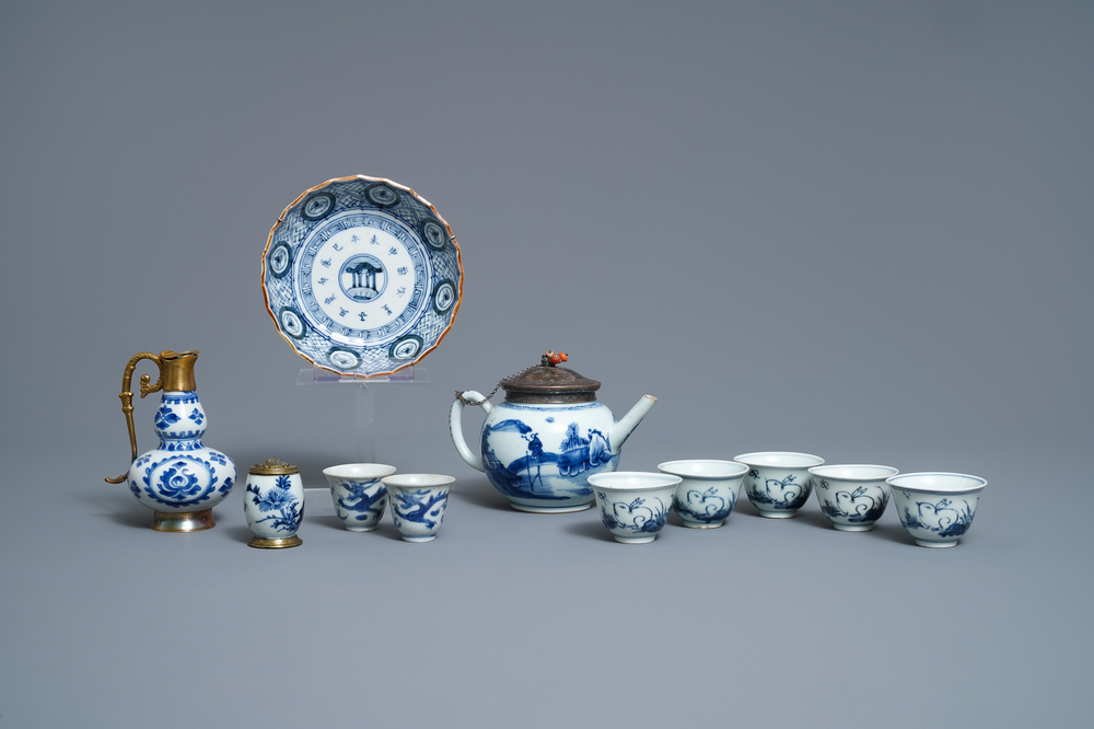 Een diverse collectie Chinees en Japans blauw-wit porselein, Ming en later