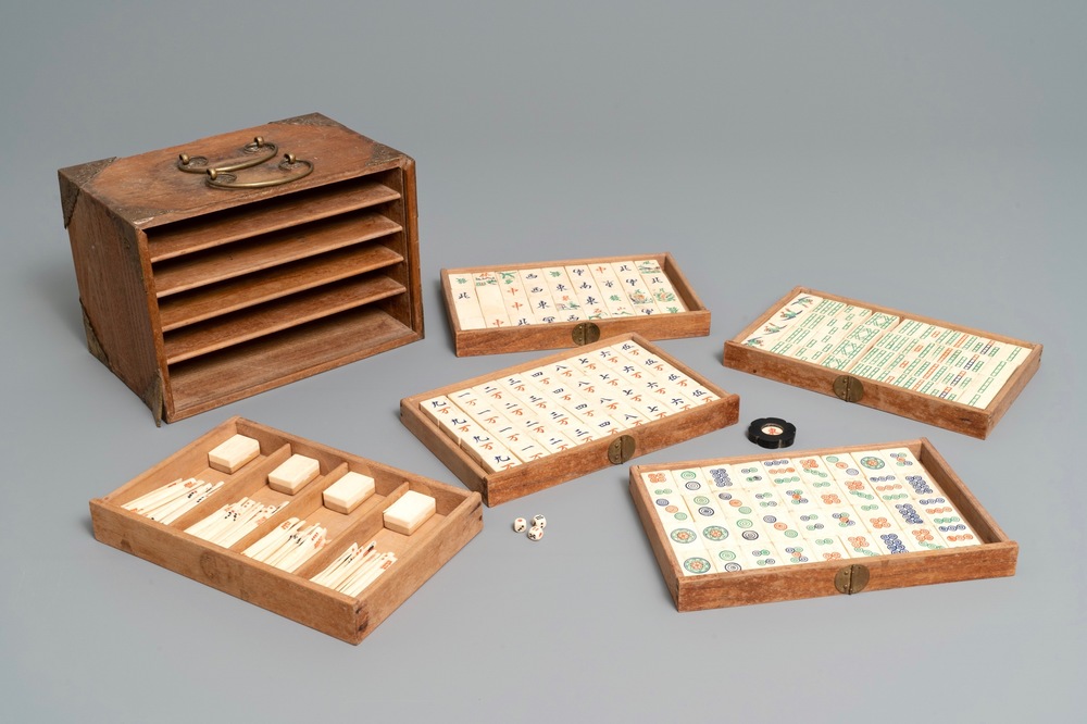 Un jeu de mahjong aux carreaux en os dans sa bo&icirc;te en bois, Chine, R&eacute;publique