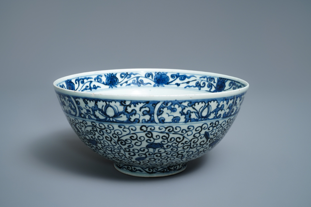 Un bol en porcelaine de Chine en bleu et blanc &agrave; d&eacute;cor d'un kylin, Wanli