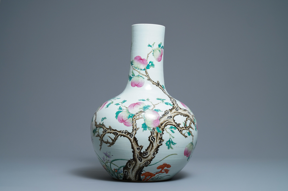 Un vase en porcelaine de Chine famille rose &agrave; d&eacute;cor de p&ecirc;ches, marque de Qianlong, 19&egrave;me