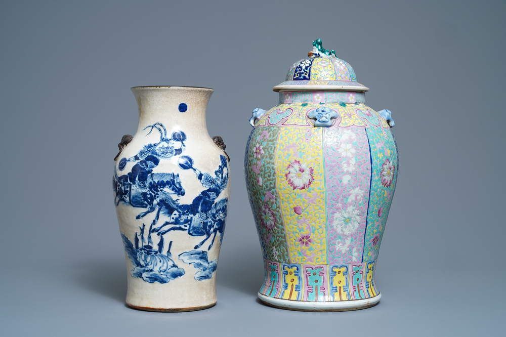 Een Chinese famille rose dekselvaas en een blauw-witte craquel&eacute; vaas, 19e eeuw