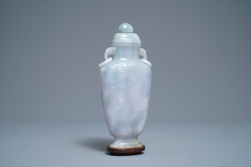 Un vase couvert en jade sculpt&eacute; &agrave; d&eacute;cor d'immortels, Chine, 19&egrave;me