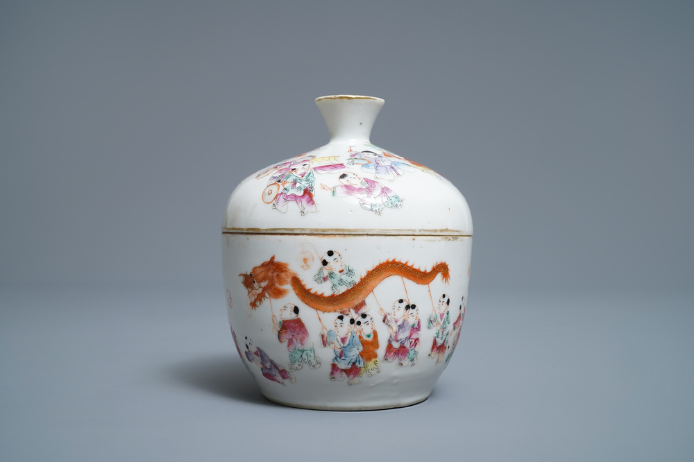 Un bol couvert en porcelaine de Chine famille rose, marque de Guangxu, 19/20&egrave;me