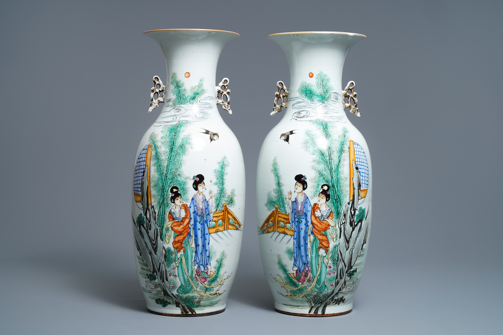 A pair of Chinese famille rose vases with ladies in a garden, 19/20th C.