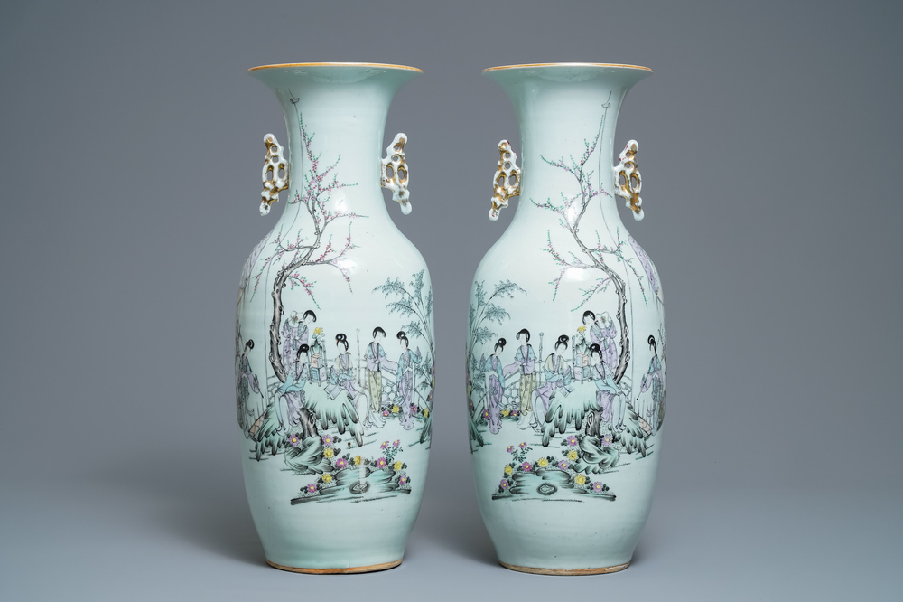 Une paire de vases en porcelaine de Chine qianjiang cai &agrave; d&eacute;cor de dames dans un jardin, 19/20&egrave;me