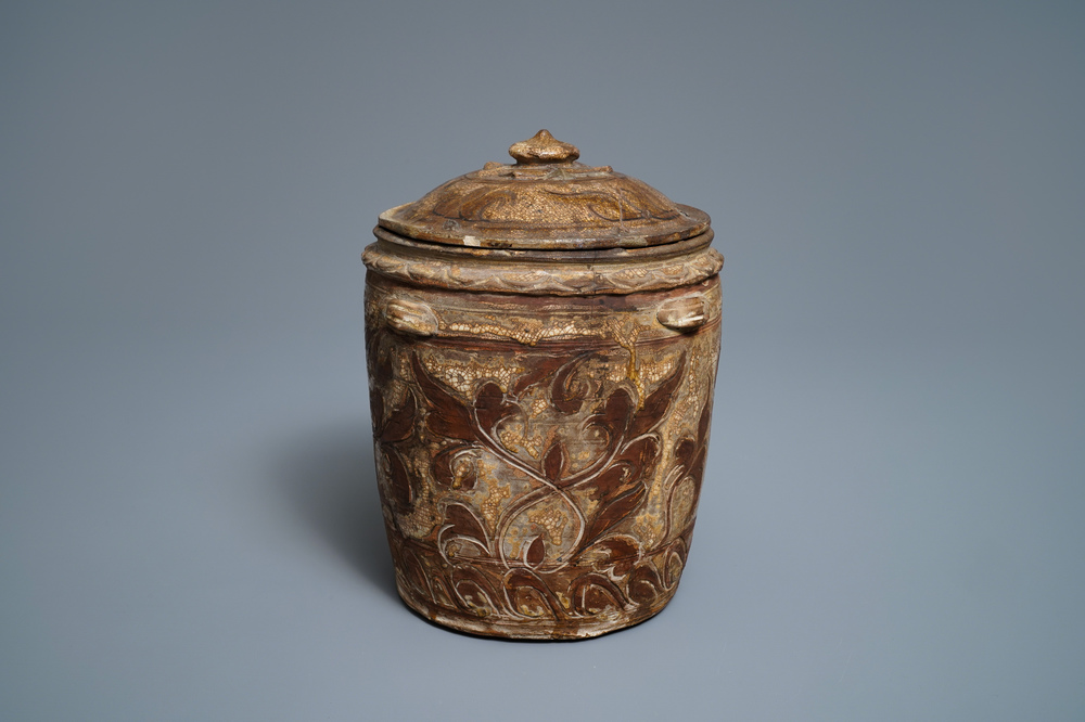 Un pot couvert en gr&egrave;s porcelaineux polychrome &agrave; d&eacute;cor incis&eacute;, Annam, Vietnam, 15/16&egrave;me